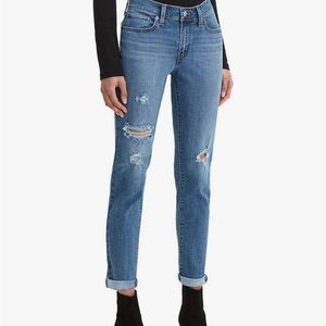 Thrashed Woman’s Levi’s Boyfriend Distressed Jeans